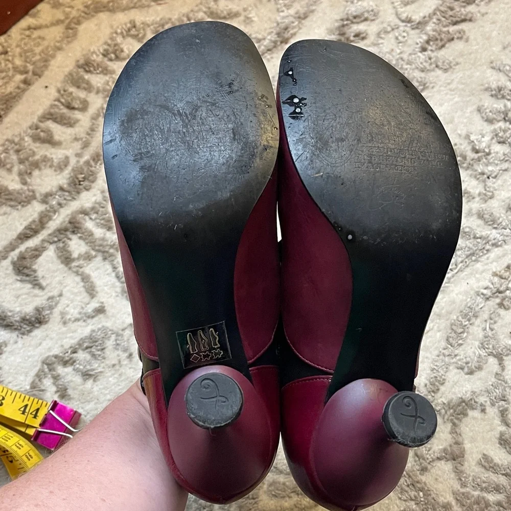 John Fluevog BELLEVUE PEARL HART CRISS-CROSSED MARYJANE HEEL Wine & black sz 8.5 - Picture 9 of 12